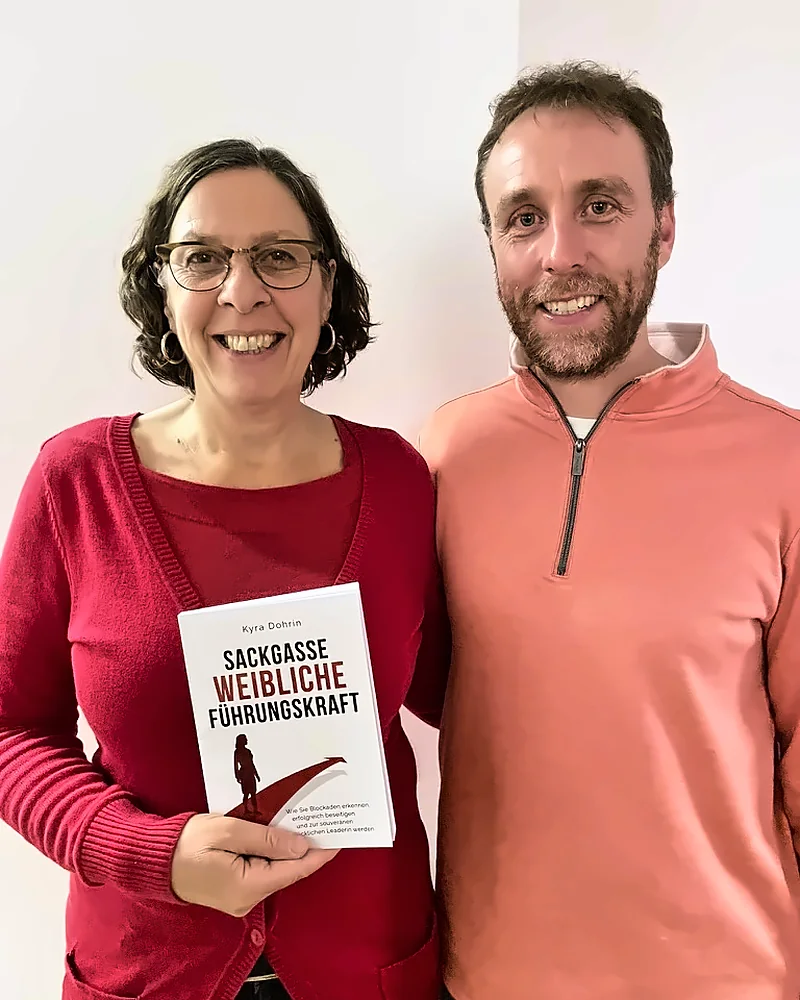Kyra Dohrin mit ihrem Buch und Christopher Klein